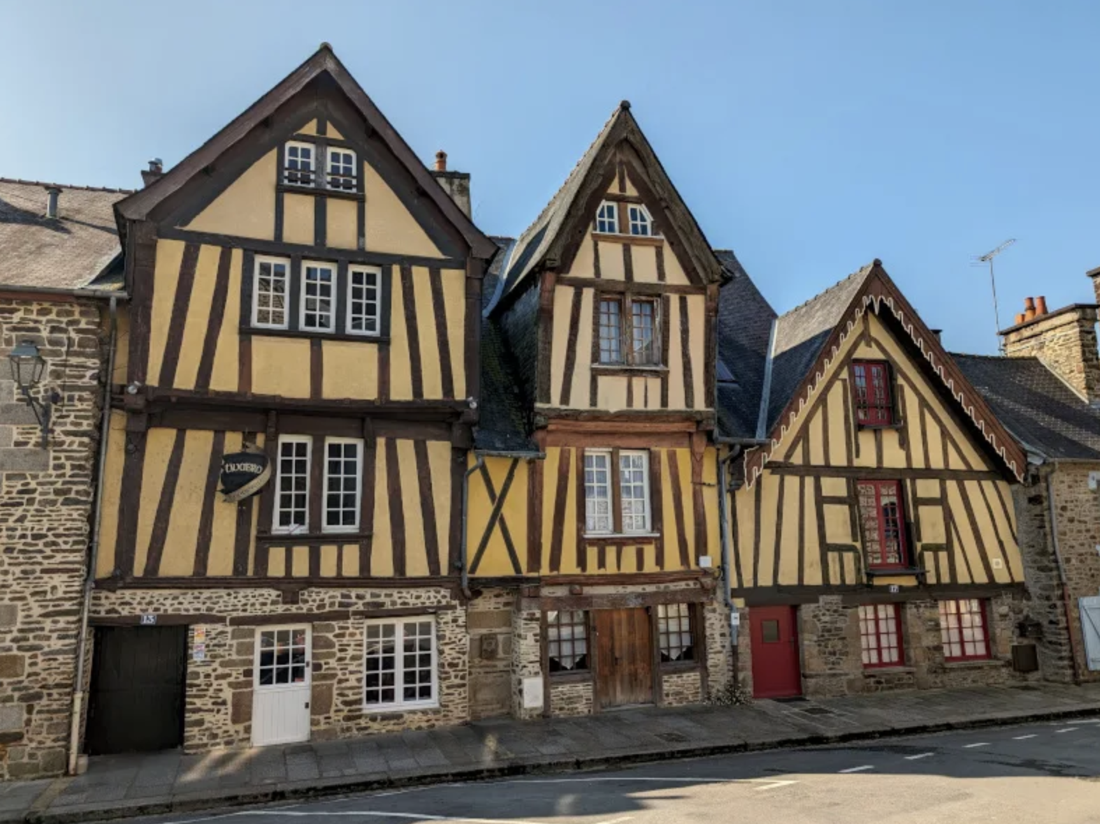 Galettes et cr\u00EApes bretonnes servies \u00E0 la cr\u00EAperie TIVABRO Fougères