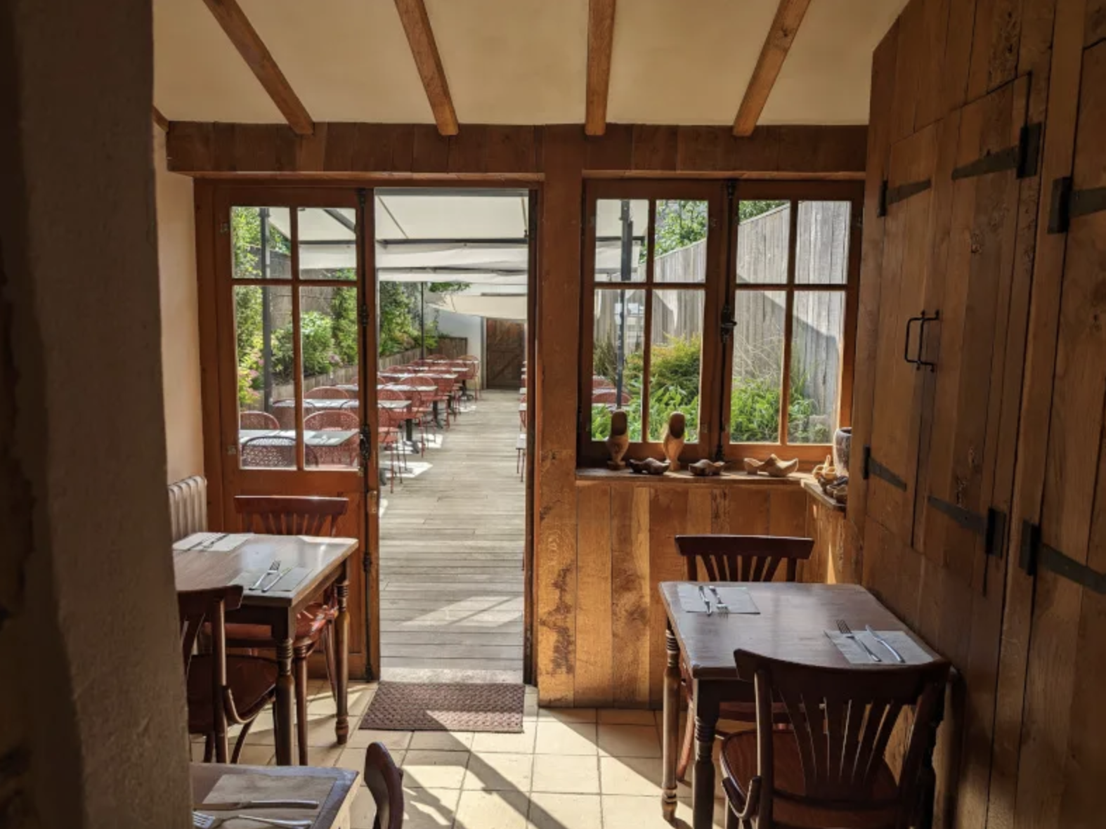 Terrasse de la cr\u00EAperie TIVABRO Place du Marchix Fougères